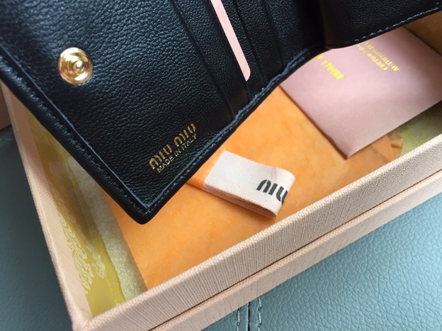 ミュウミュウ「Miu Miu」ポケット ウォレット コンパクト レザー