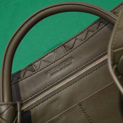 ボッテガ・ヴェネタ「Bottega Veneta」アンディアモ ショルダーバッグ ラムスキン