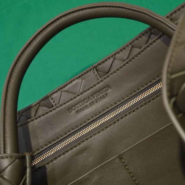 ボッテガ・ヴェネタ「Bottega Veneta」アンディアモ ショルダーバッグ ラムスキン