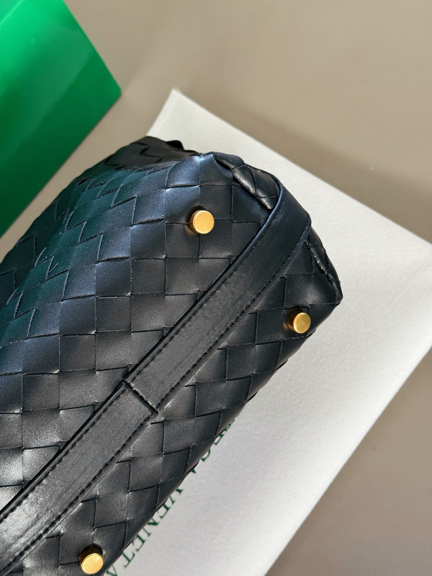ボッテガ・ヴェネタ「Bottega Veneta」ウォレス レザー ショルダーバッグ