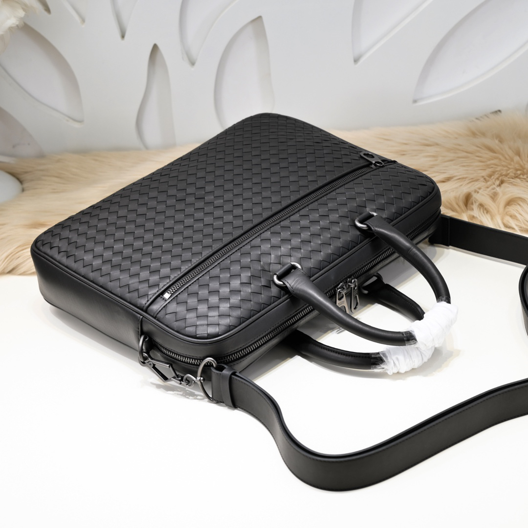 ボッテガ・ヴェネタ「Bottega Veneta」イントレチャート ブリーフケース メンズ ワックスドカルフレザー