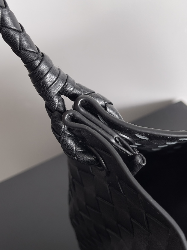 ボッテガ・ヴェネタ「Bottega Veneta」Andiamo Parachute レザーショルダーバッグ