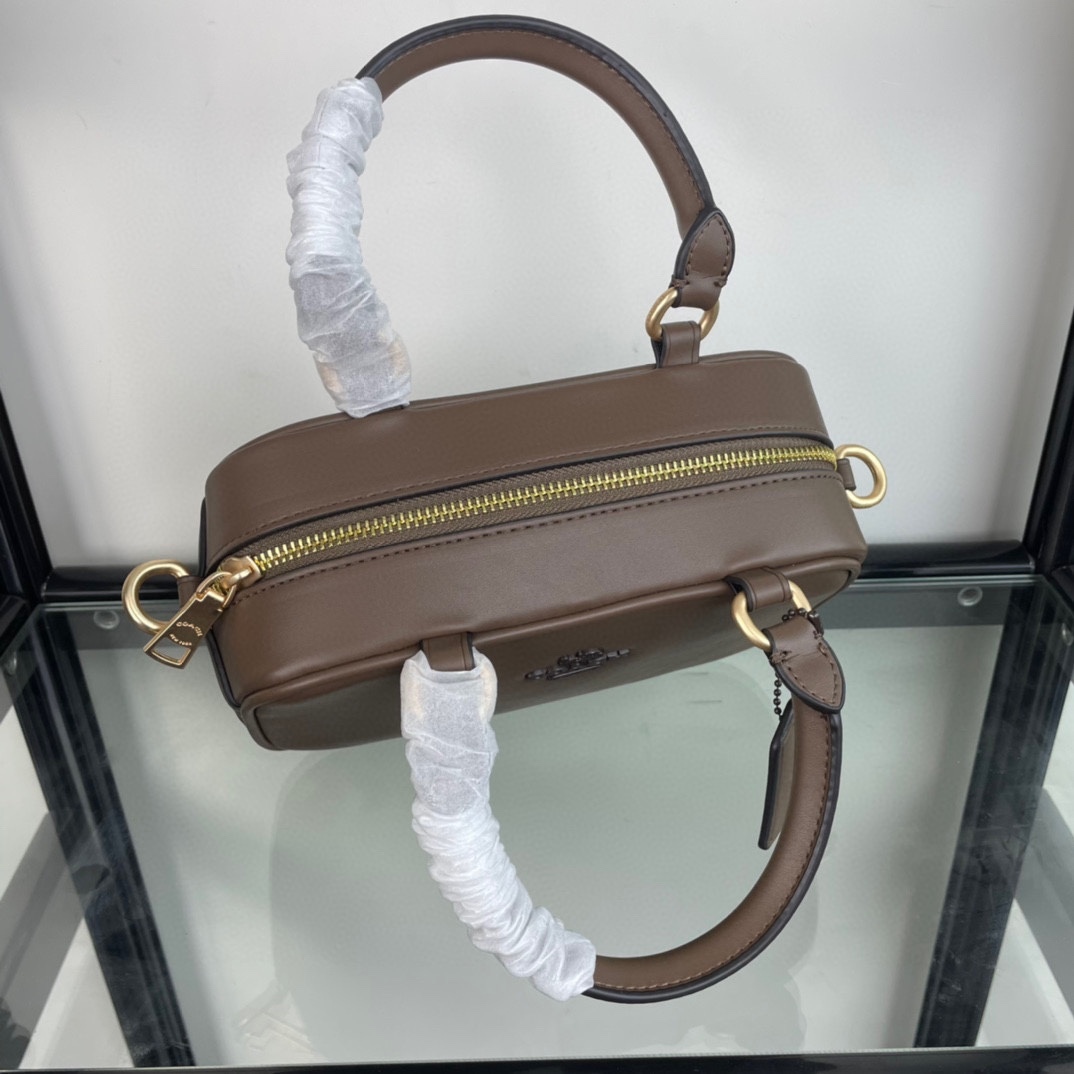 コーチ「Coach」レザー アンダーアームバッグ