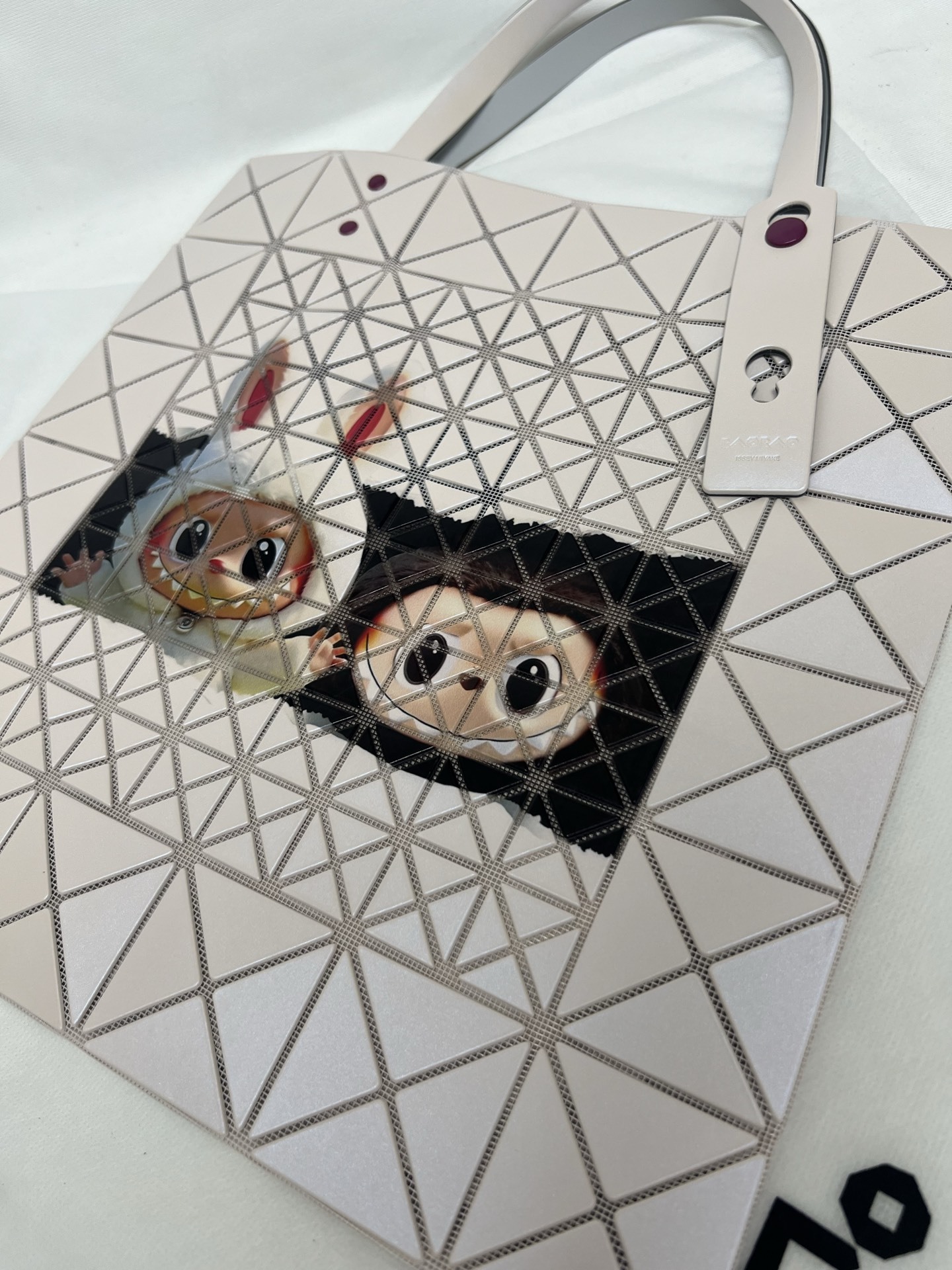 「コラボモデル」イッセイミヤケ × LABUBU ルーセントトートバッグ