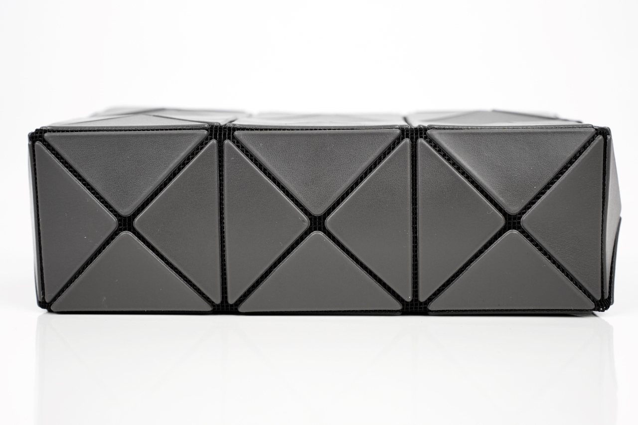 イッセイ・ミヤケ「Issey Miyake」プレッソ チャコールグレーショルダーバッグ