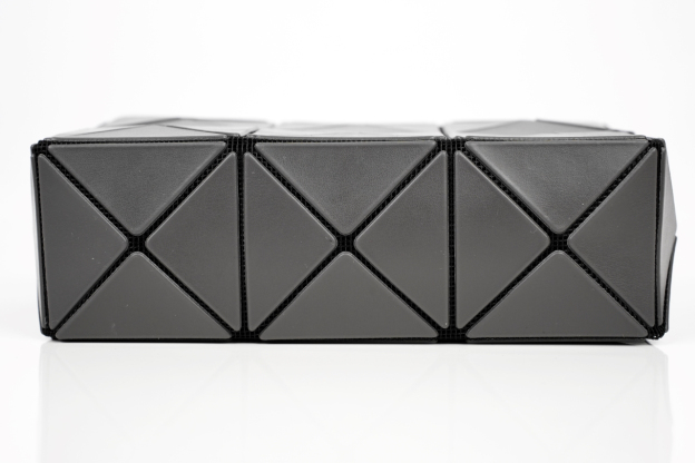 イッセイ・ミヤケ「Issey Miyake」プレッソ チャコールグレーショルダーバッグ