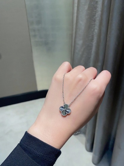ヴァン クリーフ＆アーペル「Van Cleef & Arpels」ペンダントネックレス