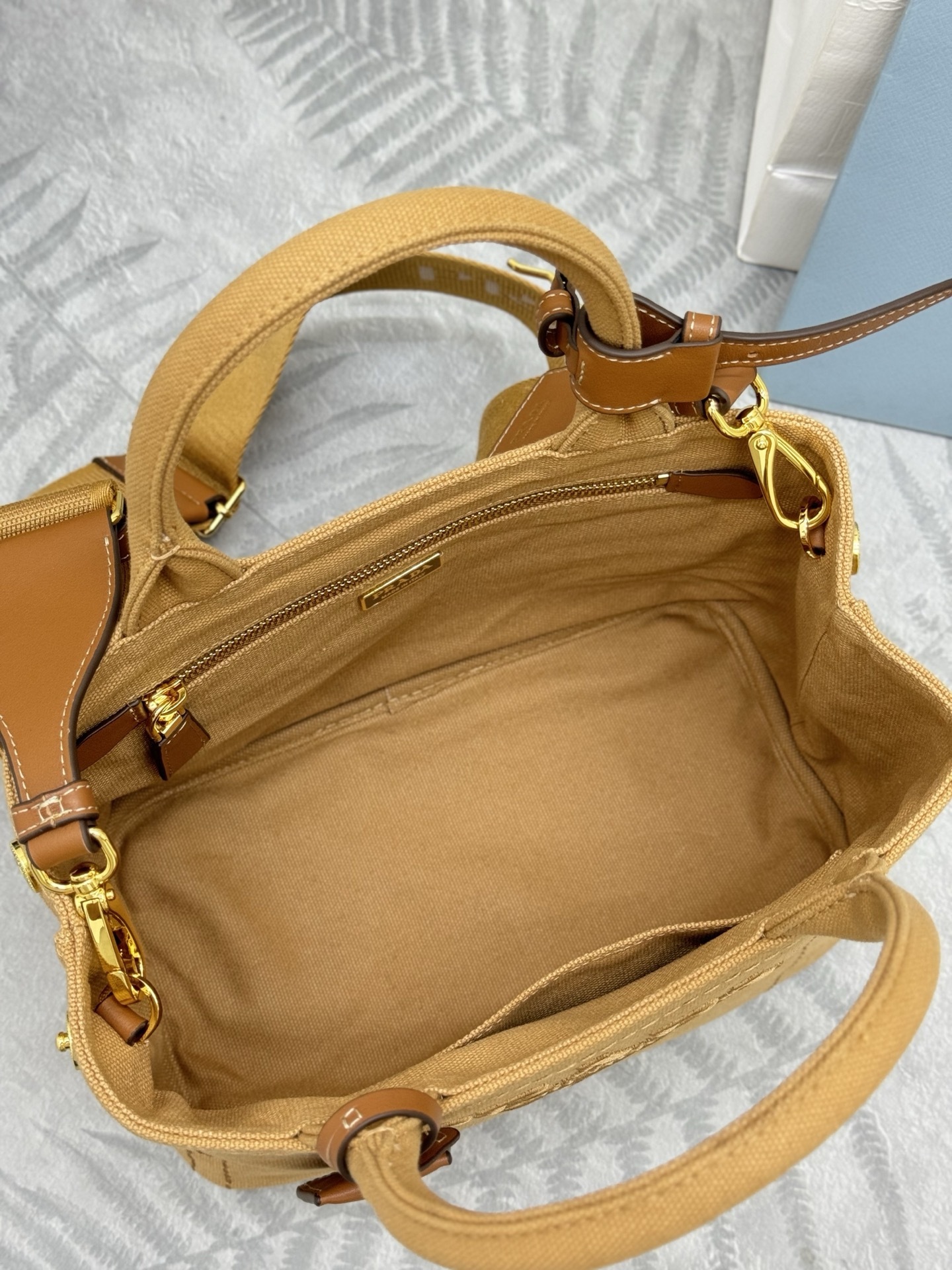 プラダ「Prada」ショルダーバッグ