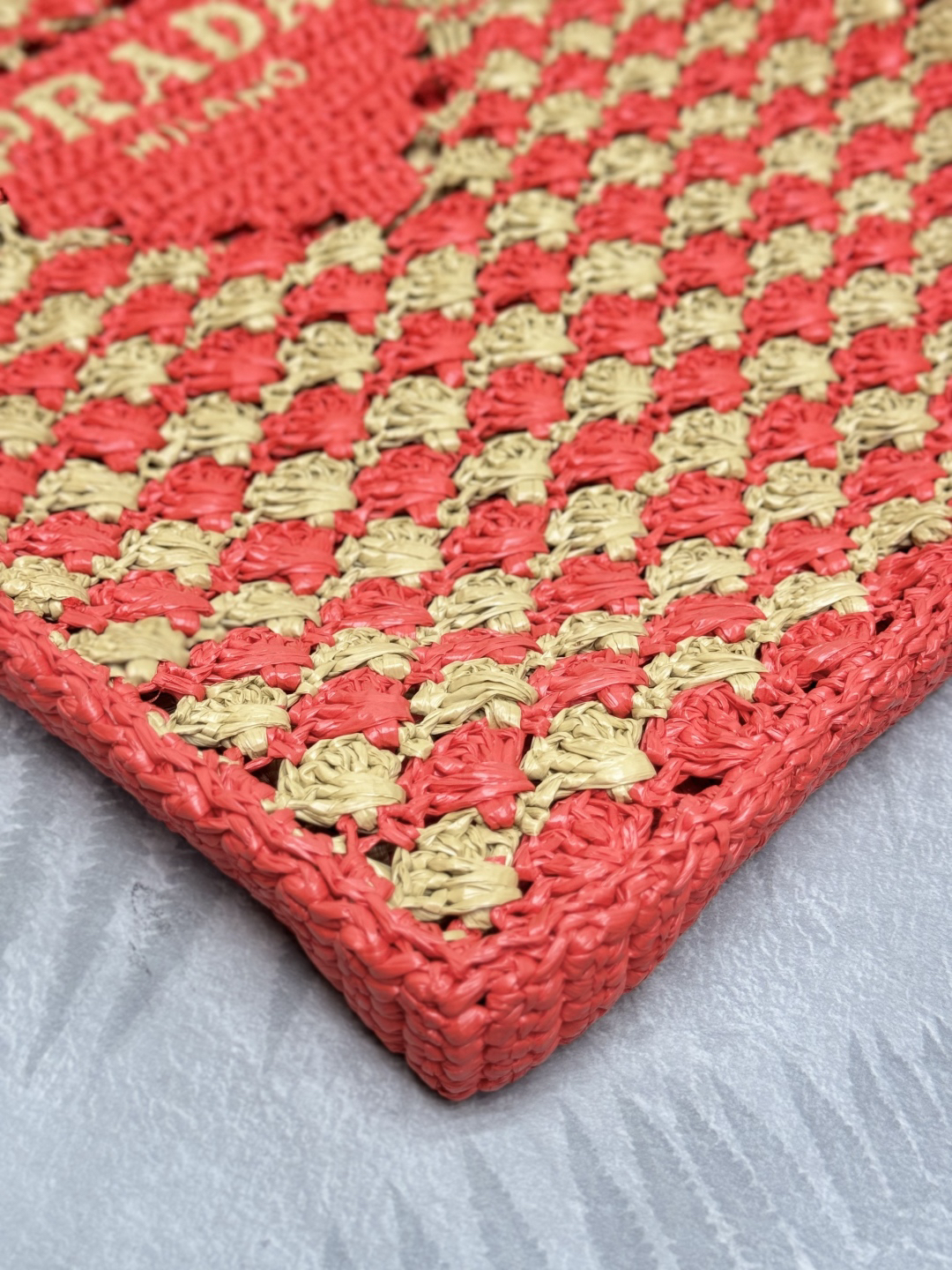 プラダ「Prada」クロシェ＆レザートートバッグ