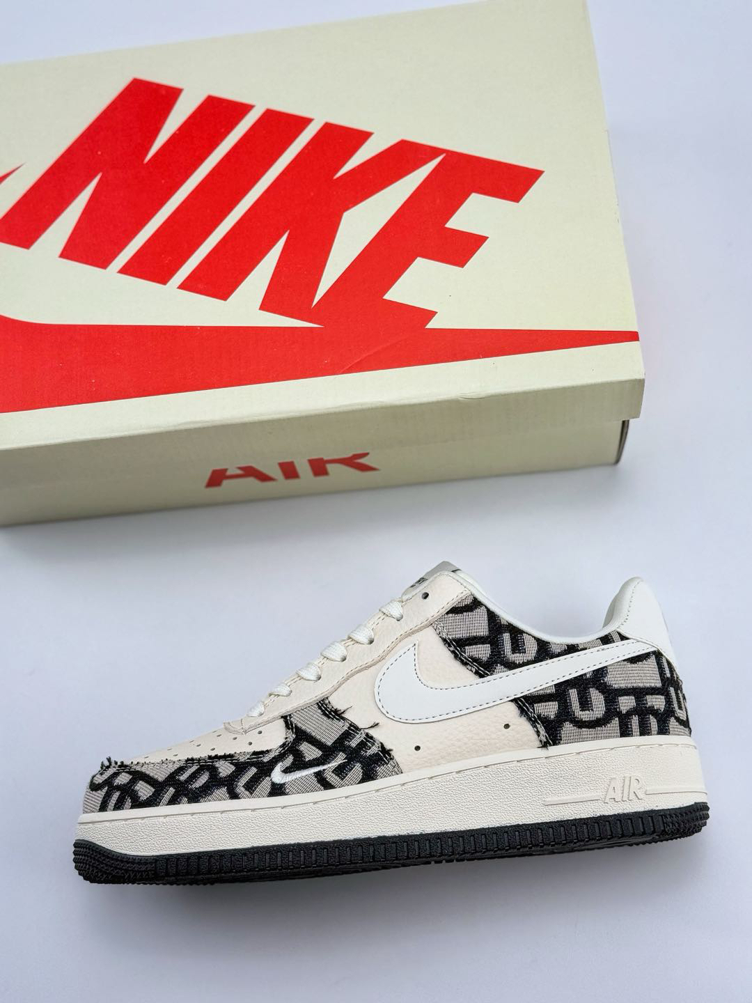 「コラボモデル」Burberry x NikeAir Force 1 Low '07 スニーカー