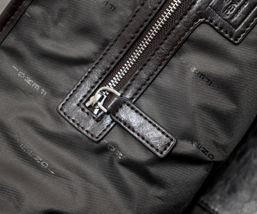 フェンディ「Fendi」ロゴ ラージトートバッグ