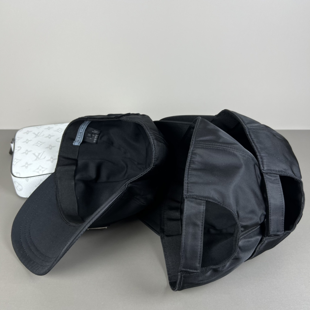 プラダ「Prada」クラシック トライアングルロゴ キャップ