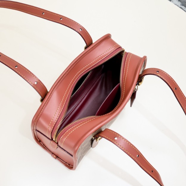 コーチ「Coach」SWING ZIP ショルダーバッグ シルエット