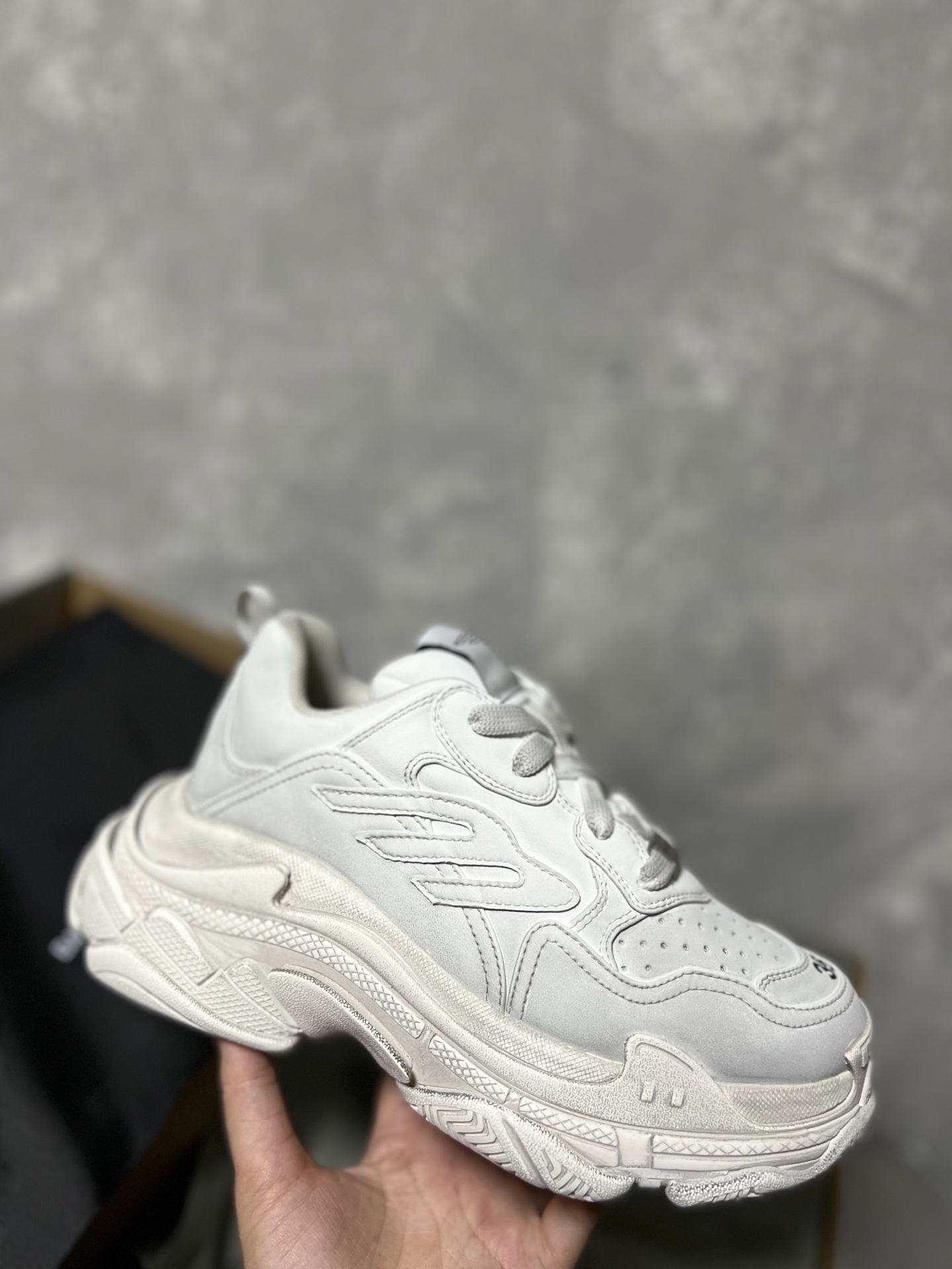 バレンシアガ「Balenciaga」ラウンドつま先のプラットフォームスニーカー