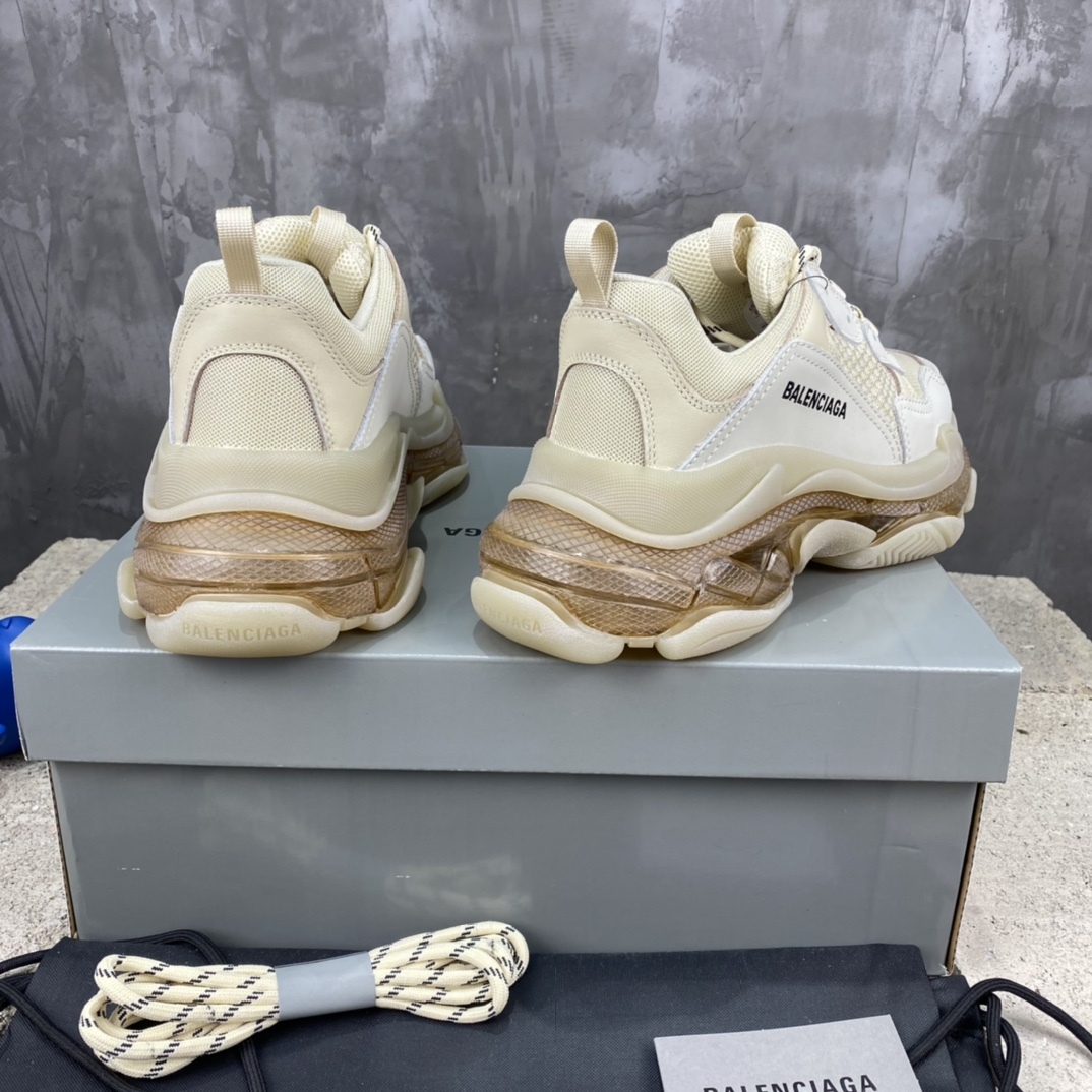 バレンシアガ「Balenciaga」トリプルSスニーカー