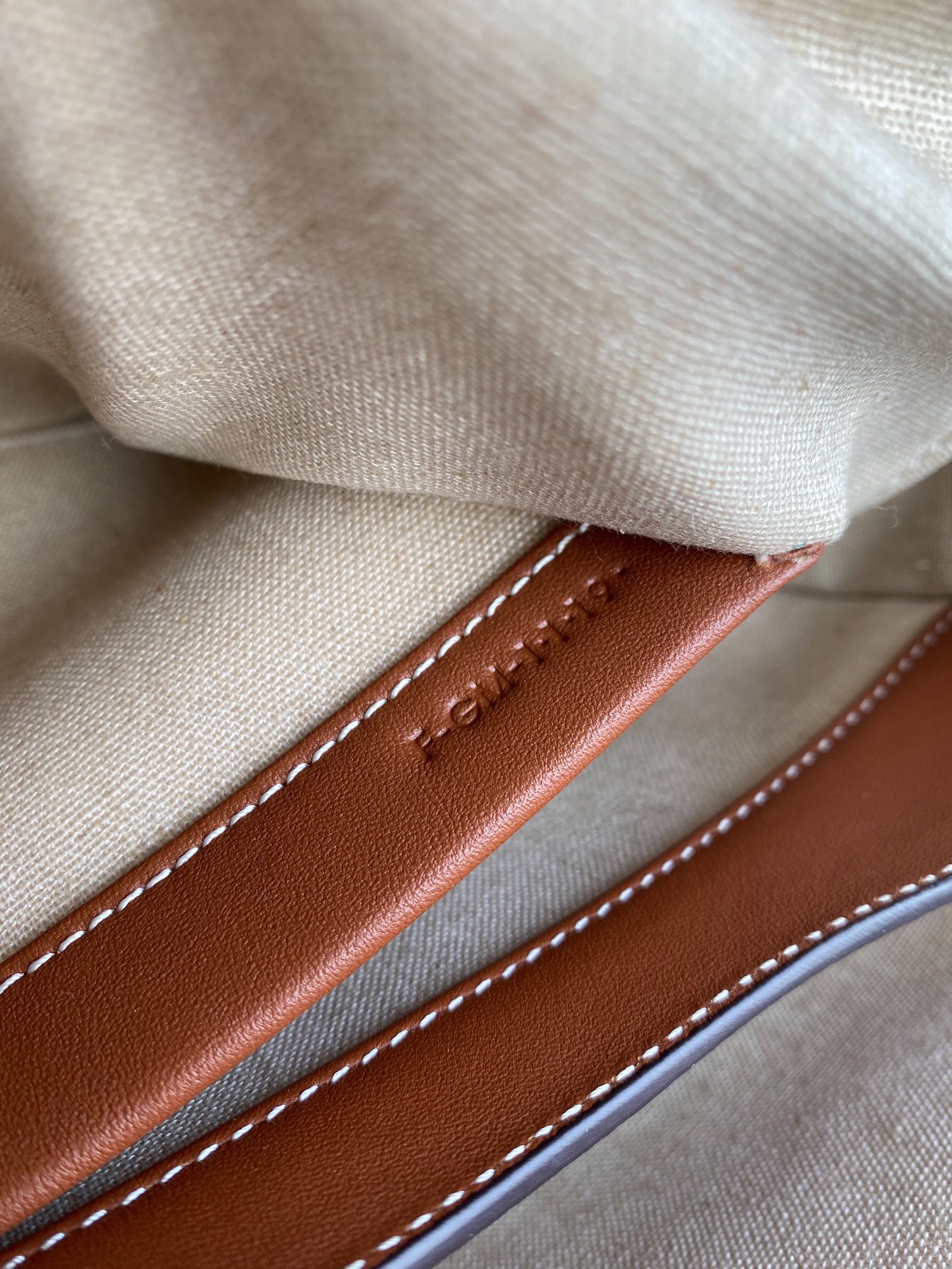 セリーヌ「Celine」SOFT 16 レザー ショルダーバッグ