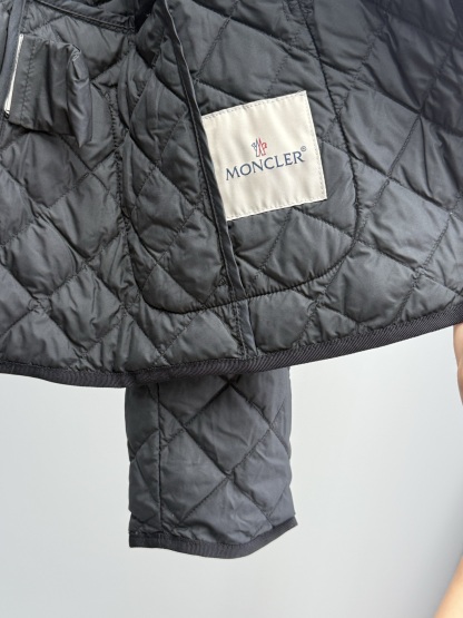 モンクレール「Moncler」ダイヤモンドキルティング スタンドカラー フィットド フレアショート ダウンジャケット