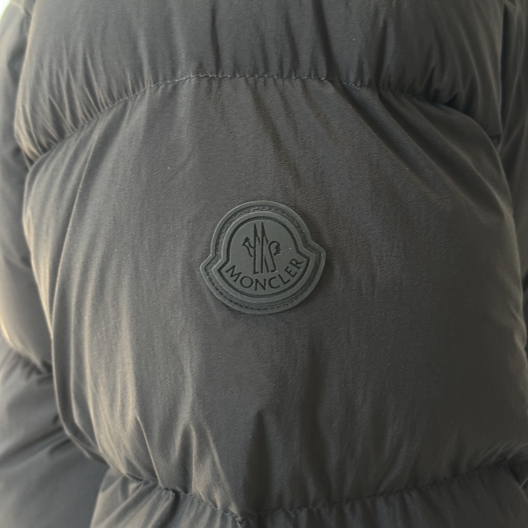 モンクレール「Moncler」 Madeira ブラックラベル ショートダウンジャケット