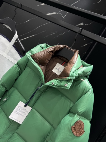 モンクレール「Moncler」フード付きダウンジャケット