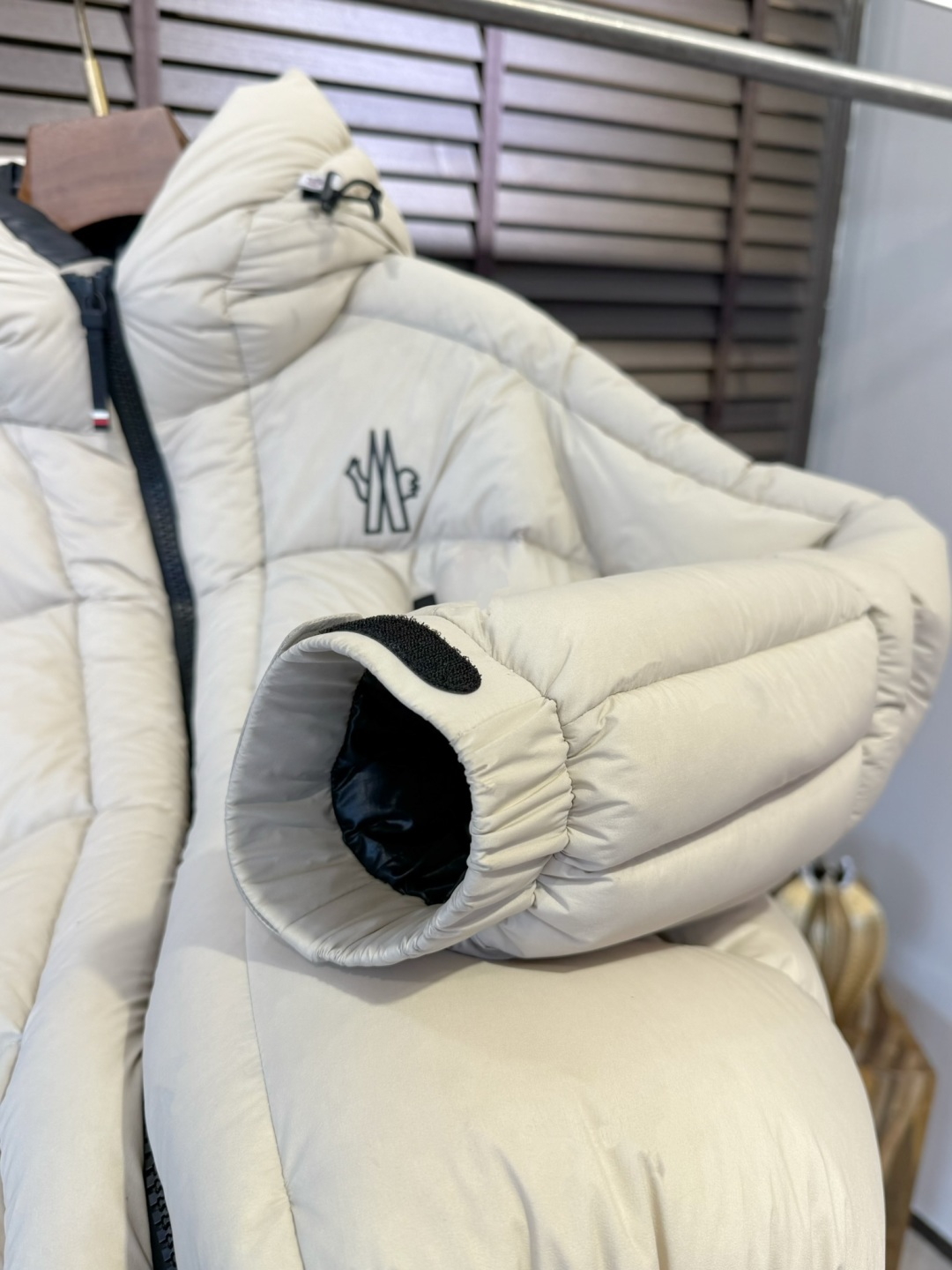 モンクレール「Moncler」フード付きスタンドカラーダウンジャケット