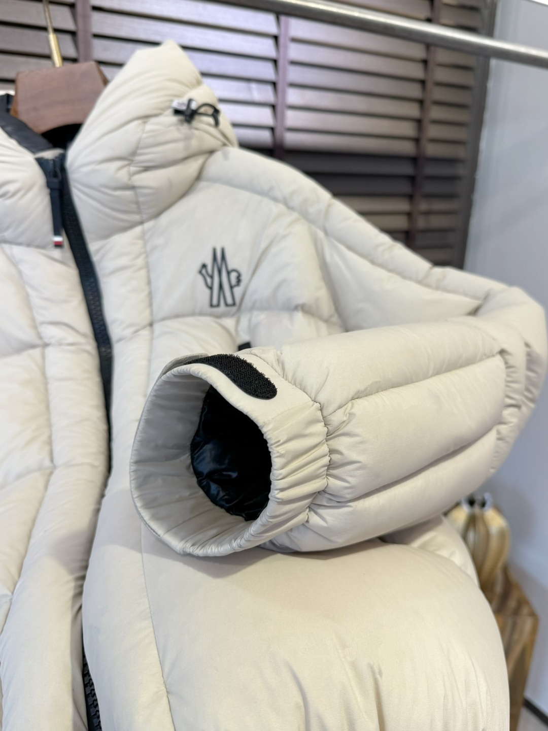 モンクレール「Moncler」フード付きスタンドカラーダウンジャケット