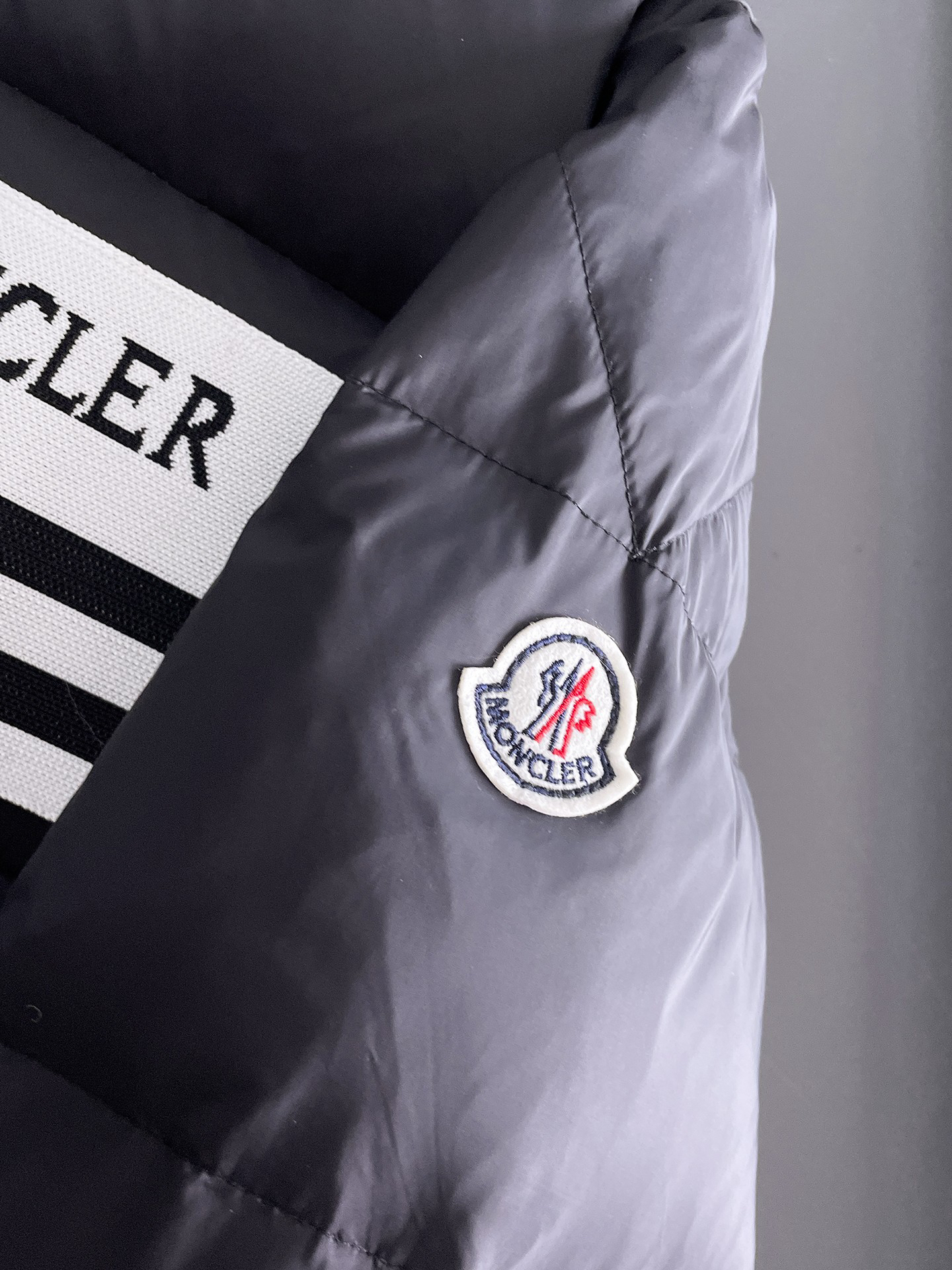 モンクレール「Moncler」スタンドカラー ダウンジャケット
