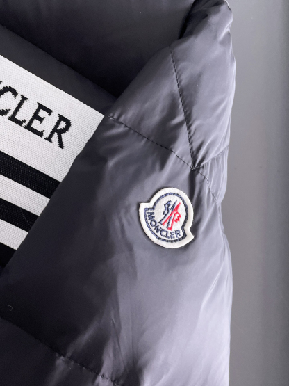モンクレール「Moncler」スタンドカラー ダウンジャケット