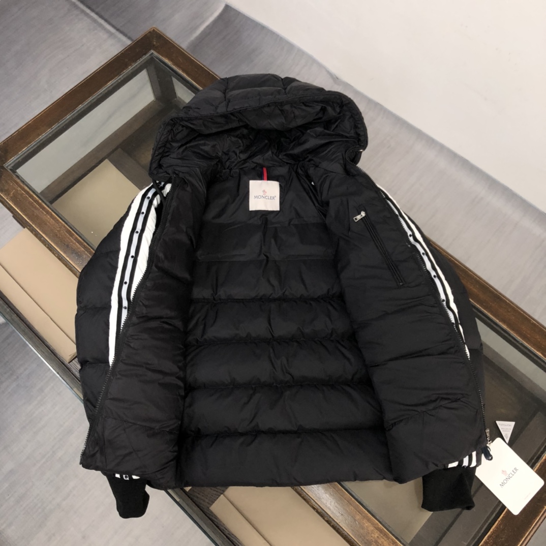 モンクレール「Moncler」 ダウンジャケット