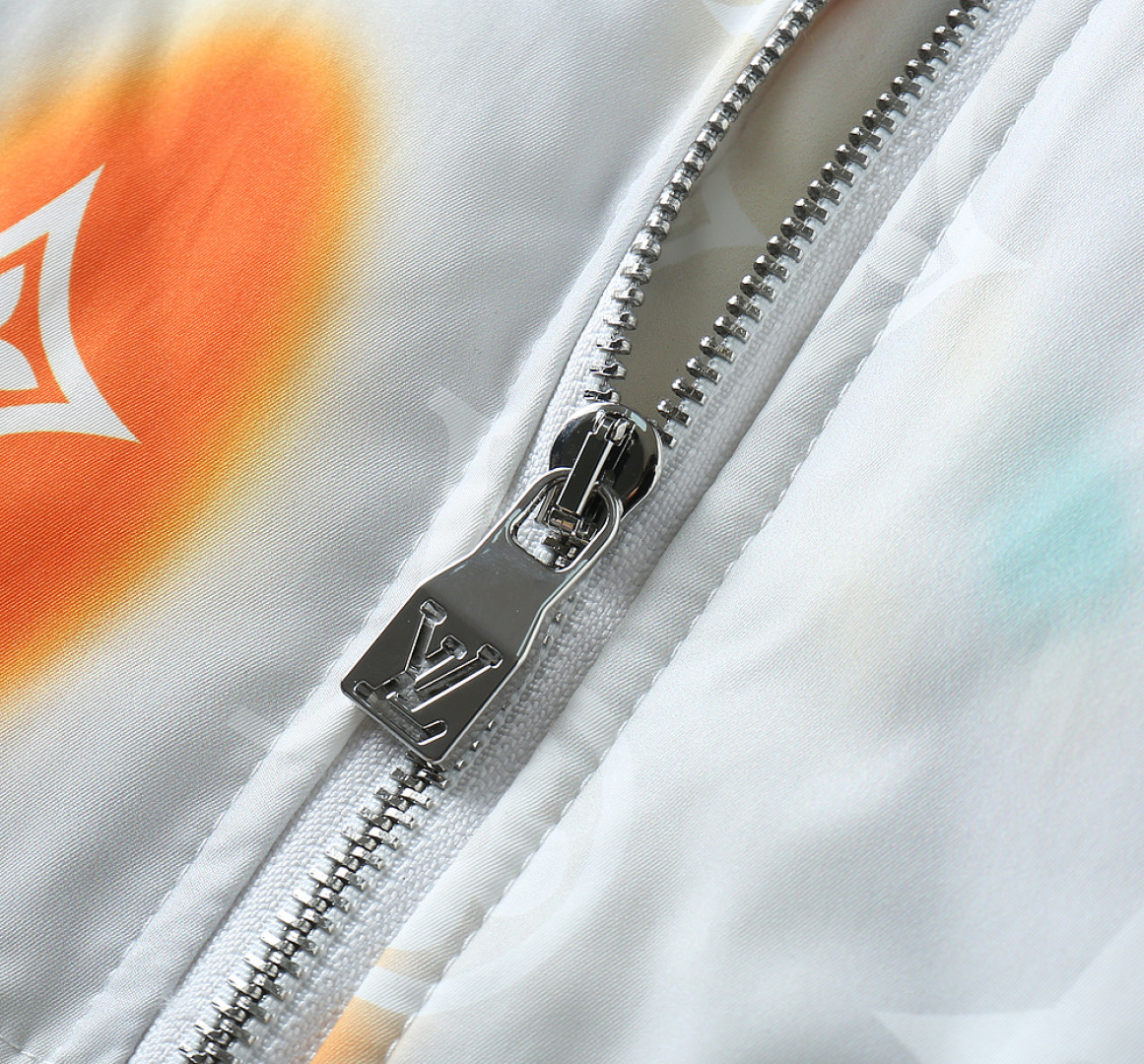 ルイ・ヴィトン「Louis Vuitton」モノグラム ダウン ジャケット