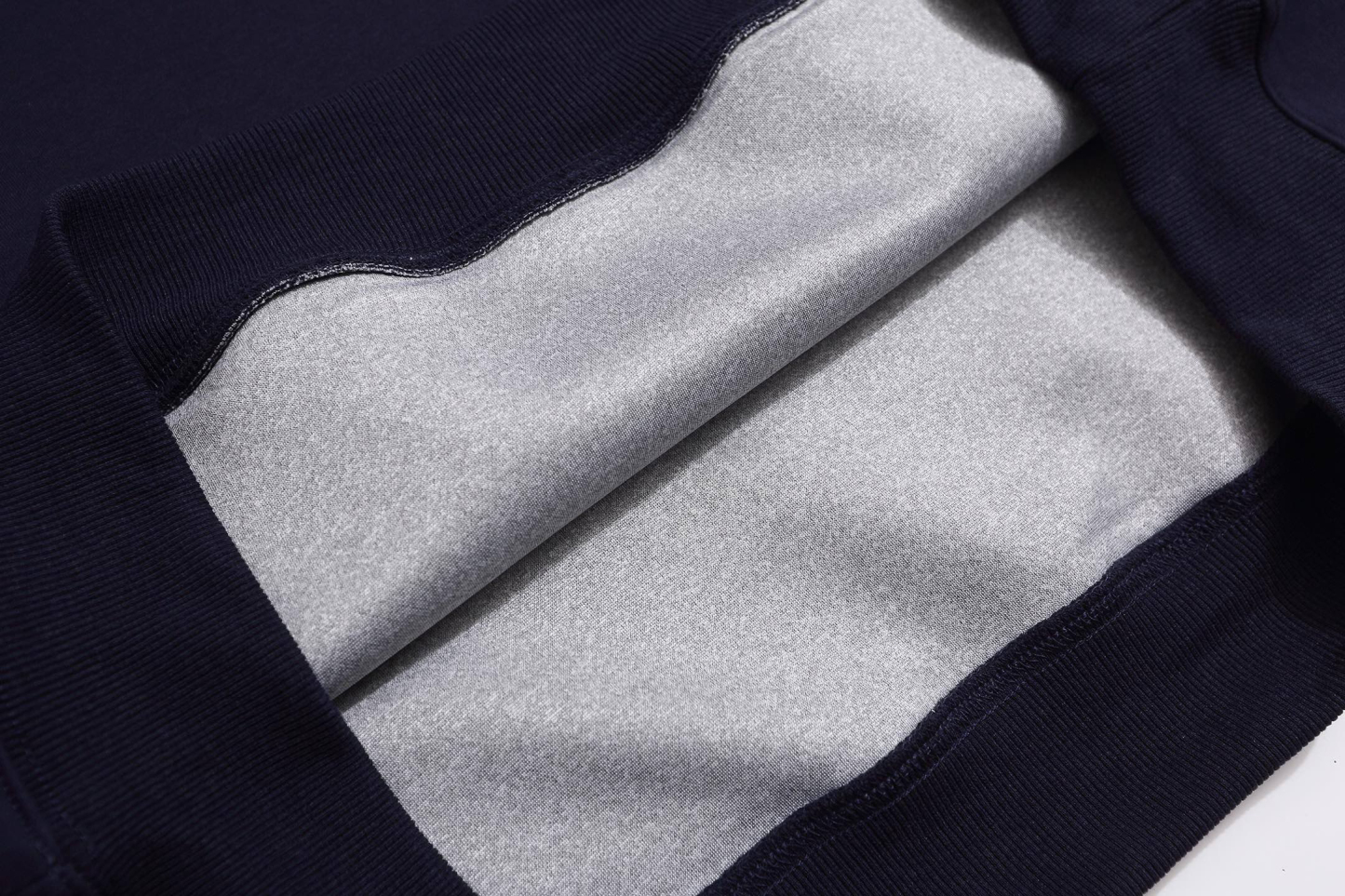 グッチ「Gucci」エンブロイダリー ジップネック スウェットシャツ