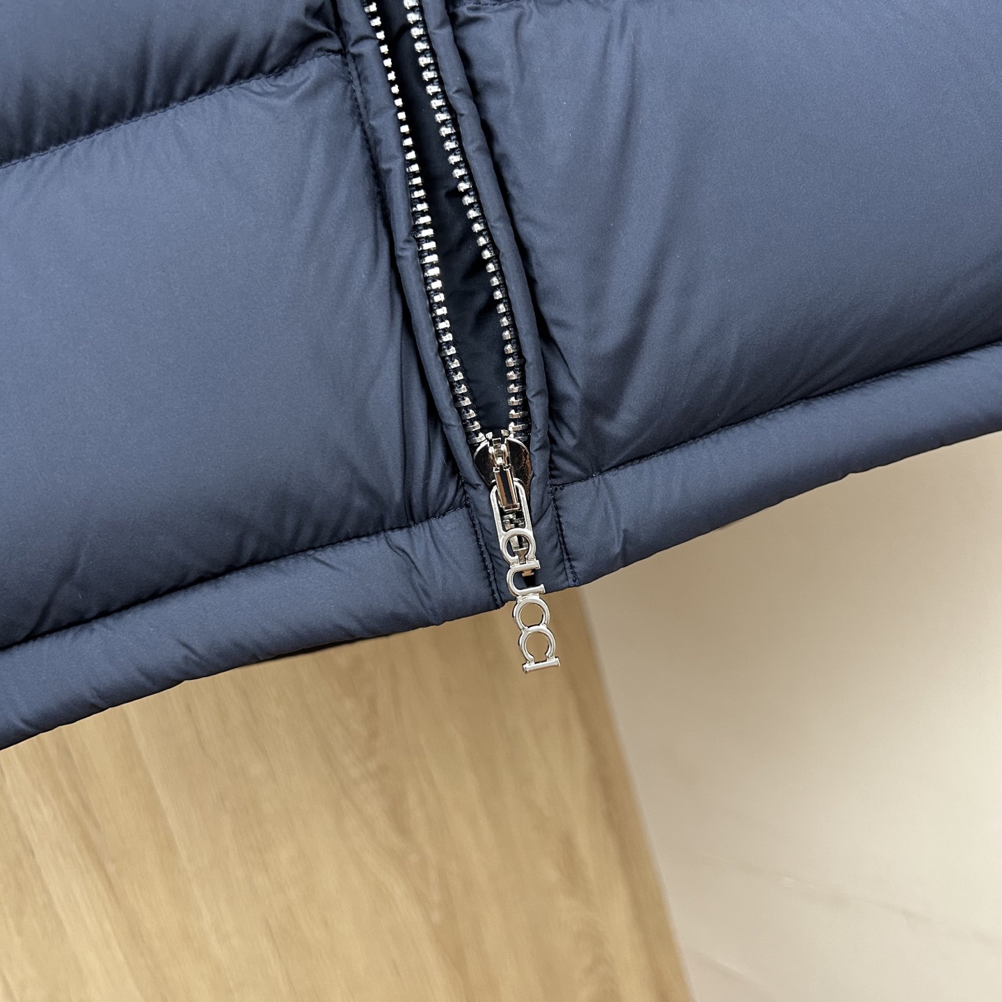 グッチ「Gucci」ストライプ プリント ダウンジャケット