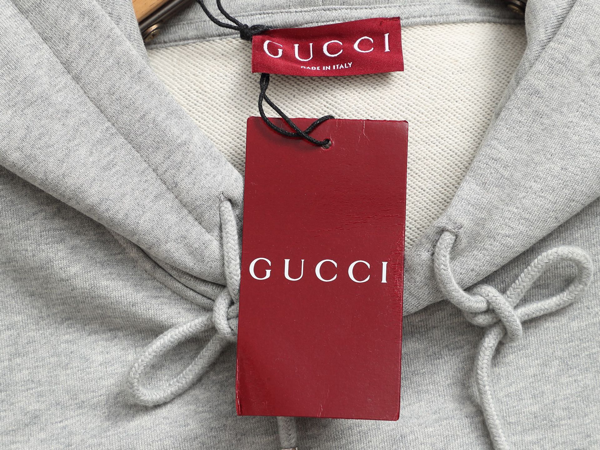 グッチ「Gucci」エンボスロゴ ヴィンテージインスパイアード スウェットシャツ
