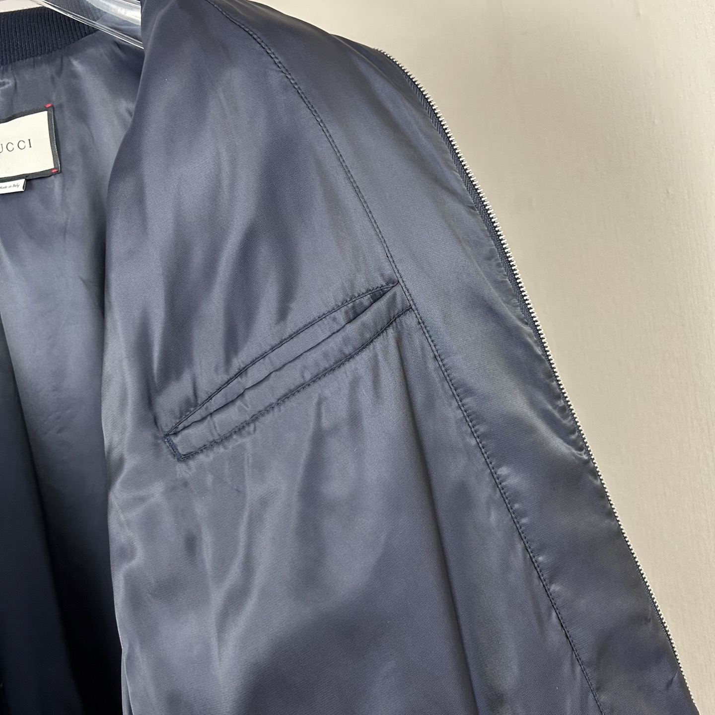 グッチ「Gucci」フルジャカードロゴ スタンドカラー ジップフロント ニットジャケット