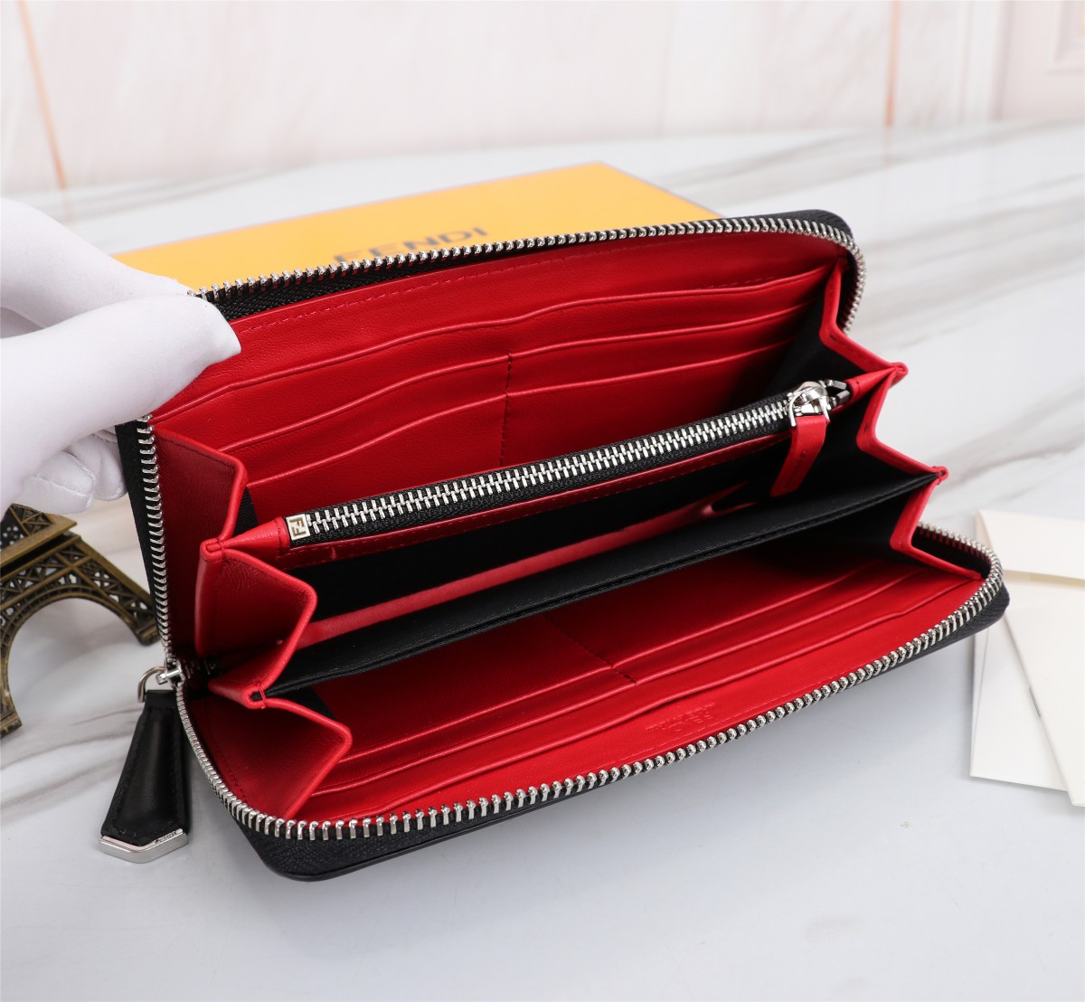 フェンディ「Fendi」高級エンボス牛革の大きな イタリア製財布