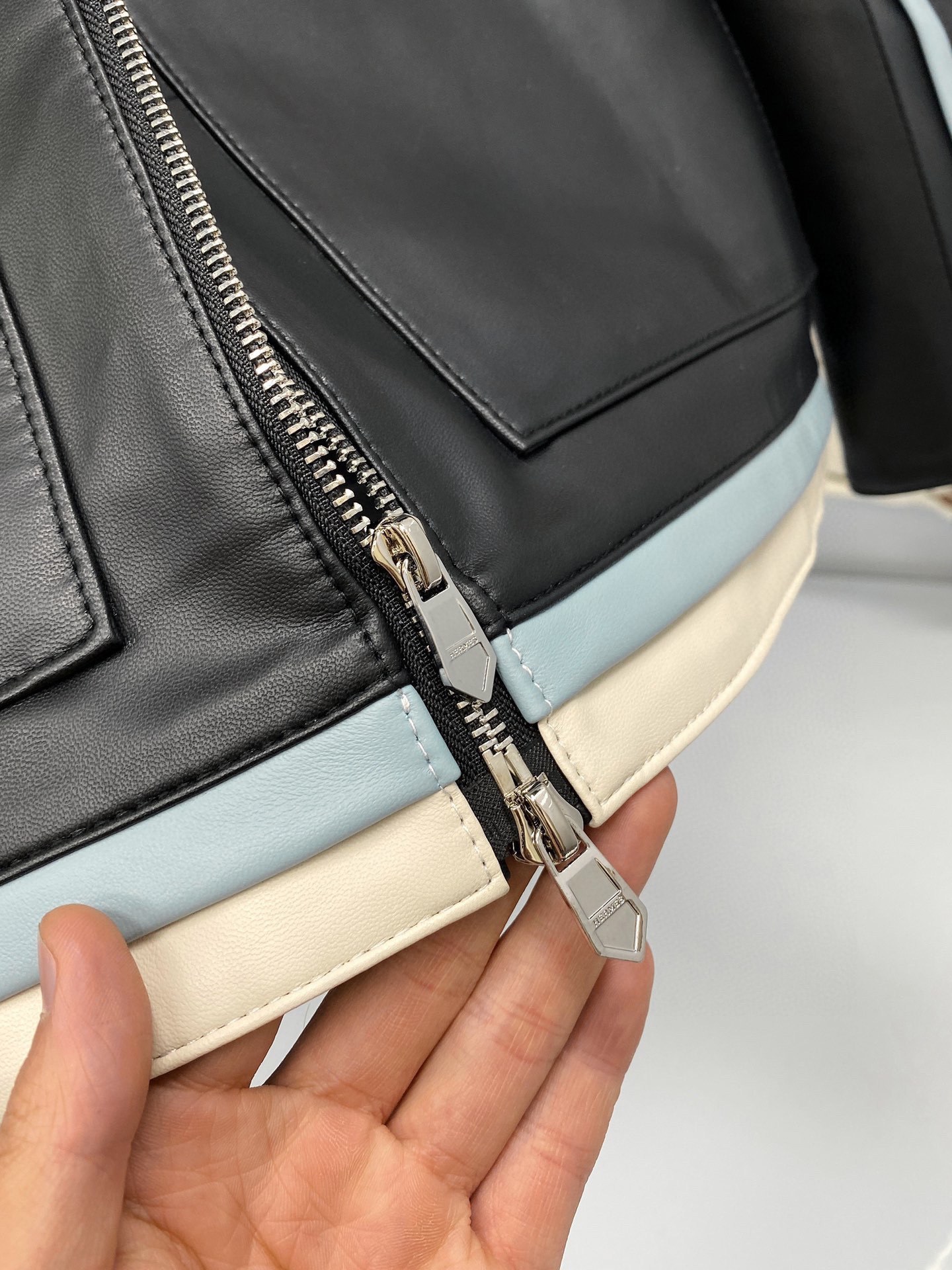 エルメス「Hermès」レザー&ファブリック パネル ジップ ジャケット