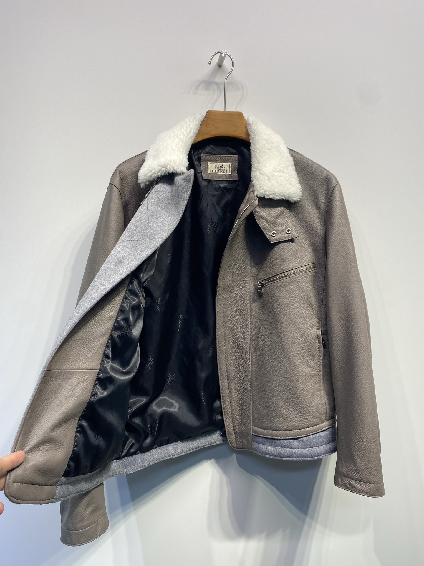 エルメス「Hermès」2025 オートン/ウィンター レザー ジャケット イン エトウープ