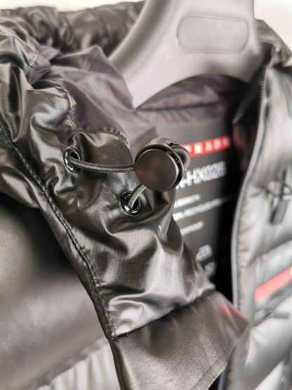 プラダ「Prada」フード付き ショート ダウンジャケット