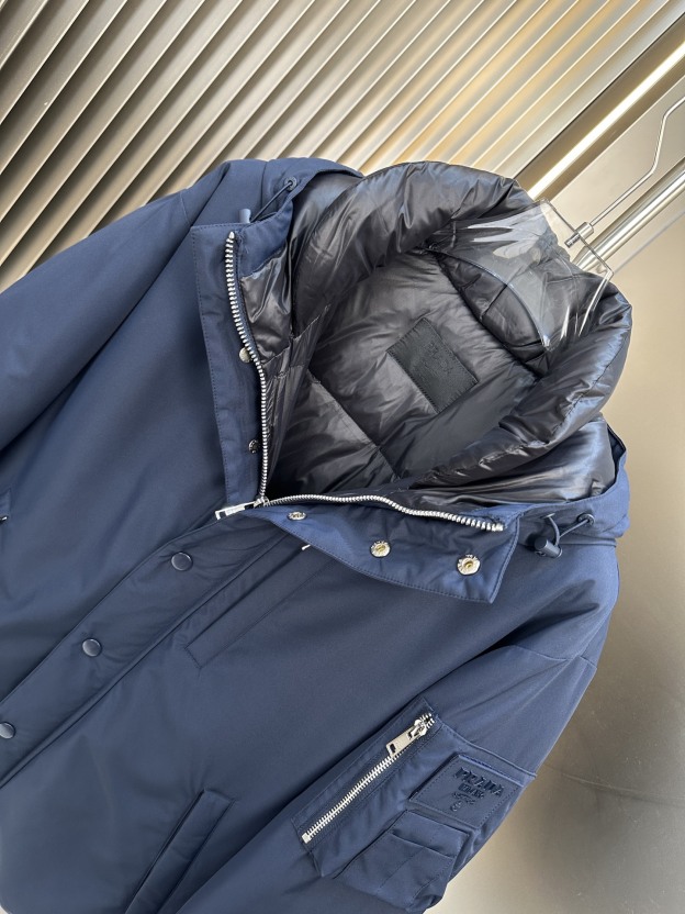 プラダ「Prada」リニューサブル ナイロン ダウンジャケット