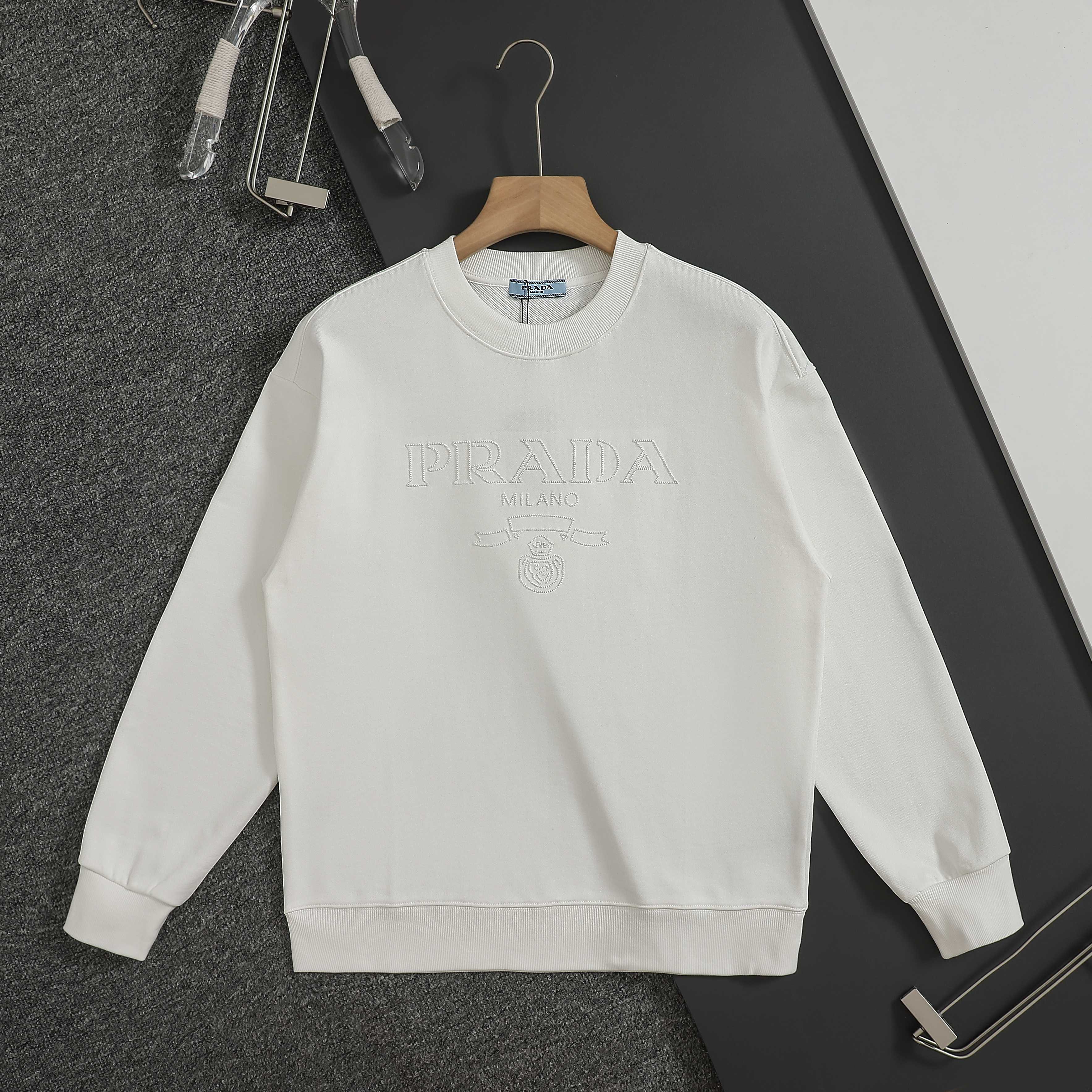 プラダ「Prada」ユニセックス クルーネック スウェットシャツ