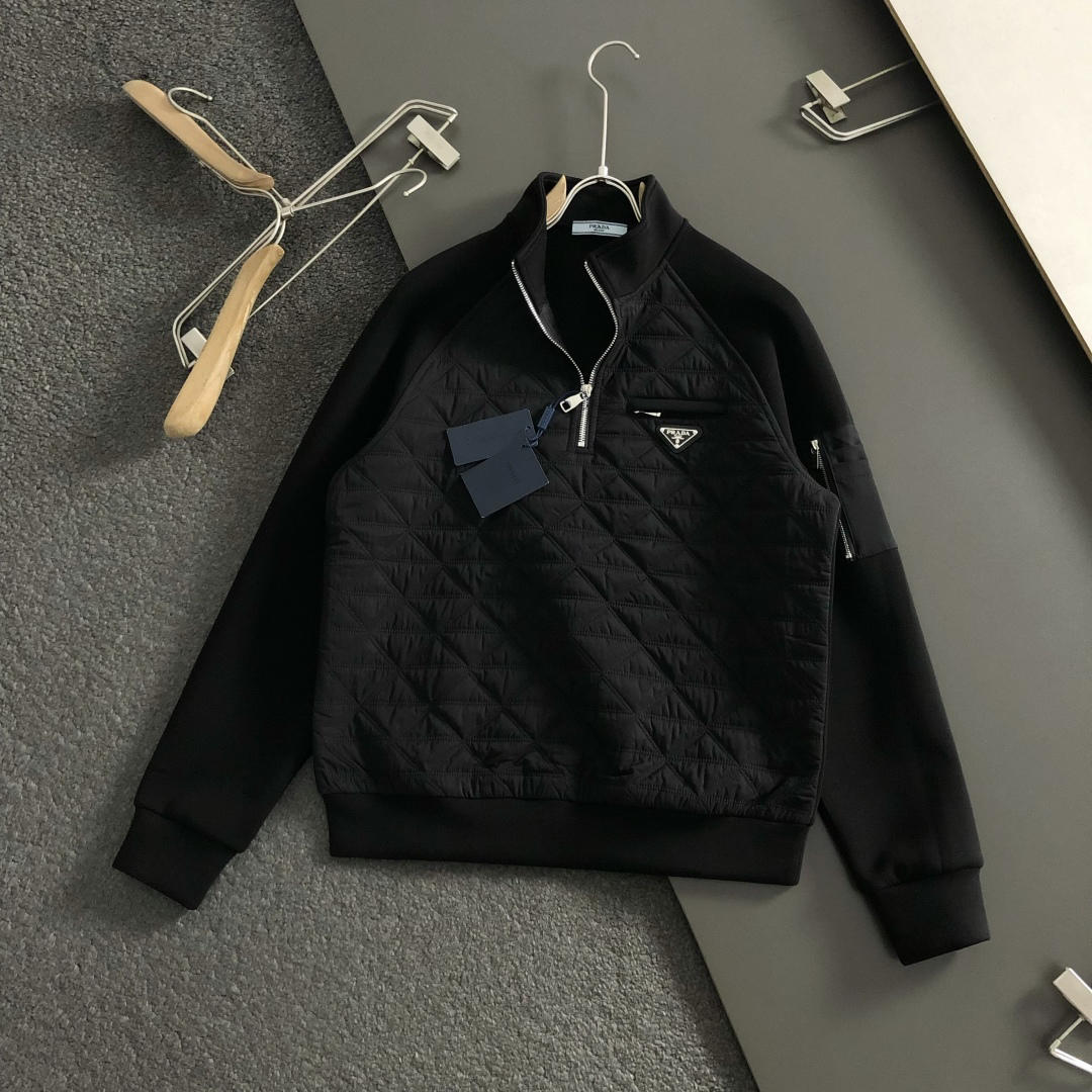 プラダ「Prada」トライアングル ジップポケット スウェットシャツ
