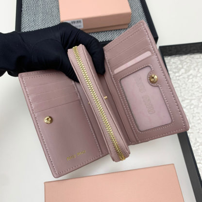 ミュウミュウ「Miu Miu」マテラッセレザー ジップアラウンド 折り財布