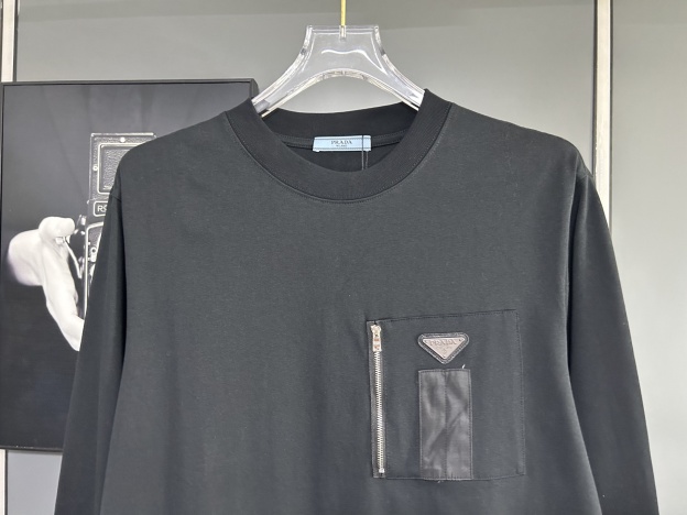 プラダ「Prada」ジップポケット ロングスリーブ Tシャツ