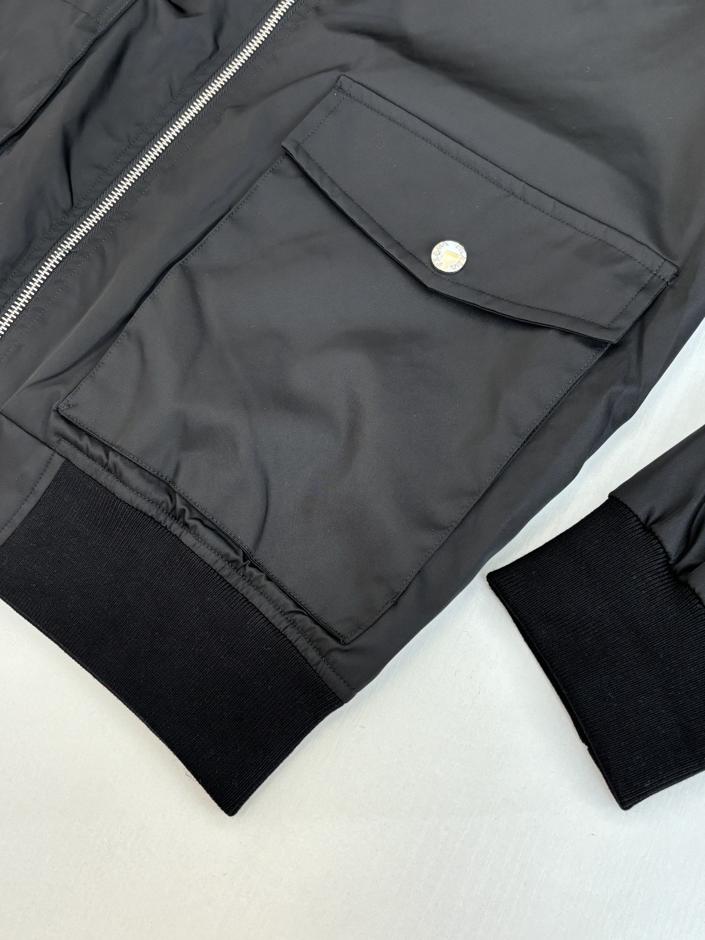 プラダ「Prada」フード付き リサイクル ナイロン ジャケット