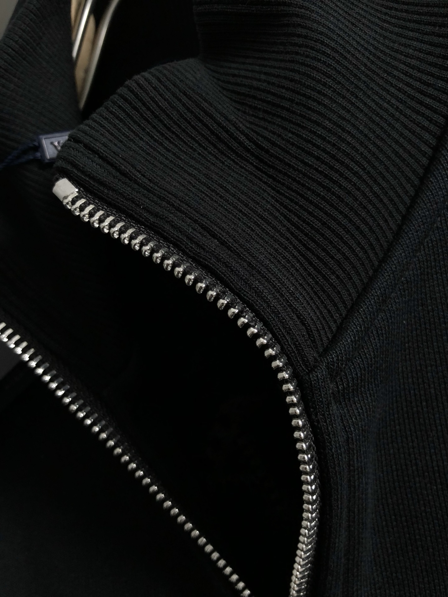 プラダ「Prada」メタル トライアングル ロゴ スタンドカラー ジャケット