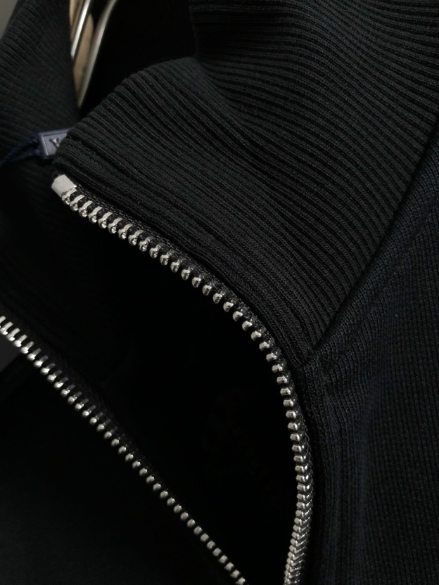 プラダ「Prada」メタル トライアングル ロゴ スタンドカラー ジャケット