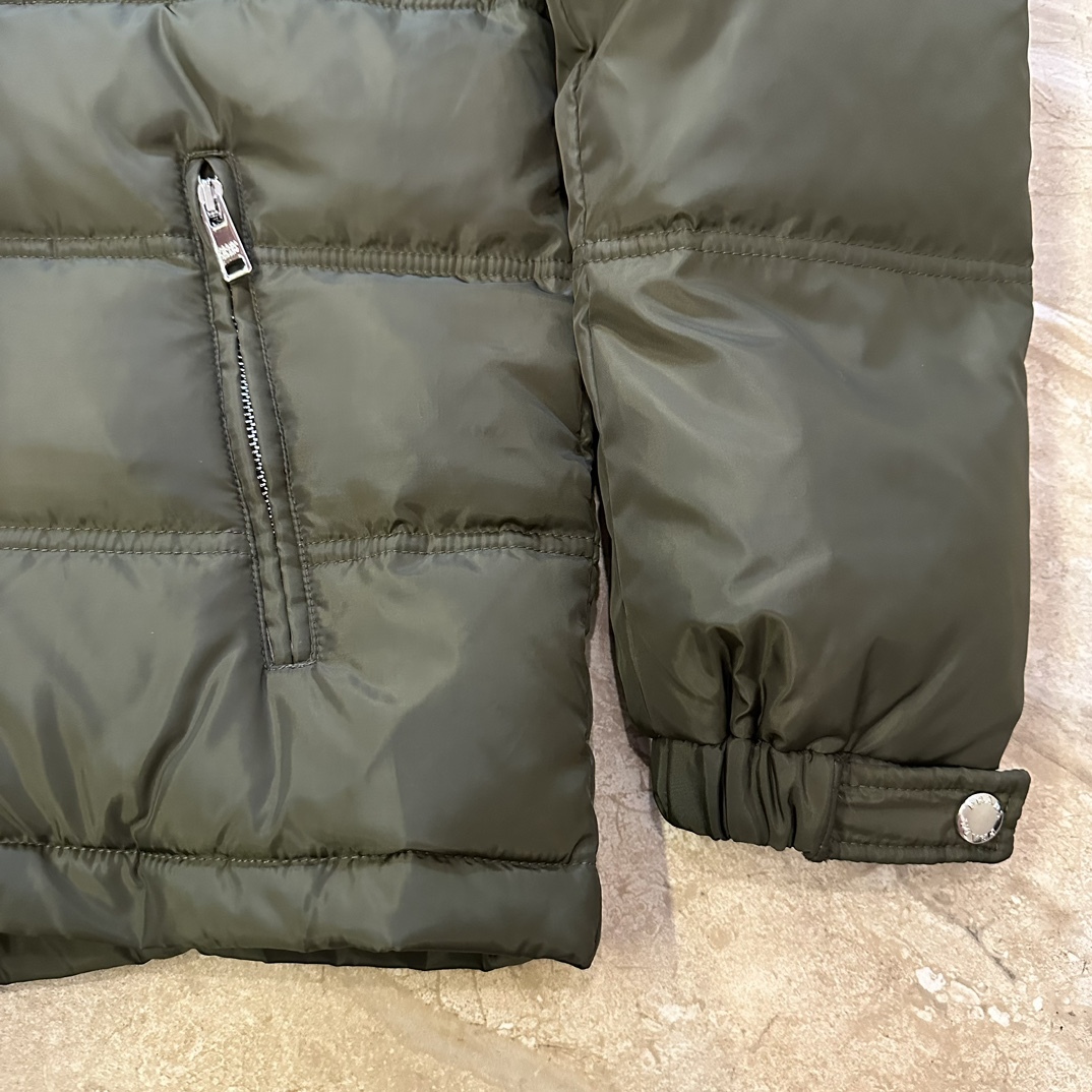 プラダ「Prada」フード付き ダウンジャケット