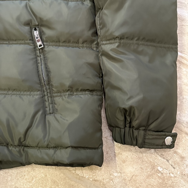 プラダ「Prada」フード付き ダウンジャケット