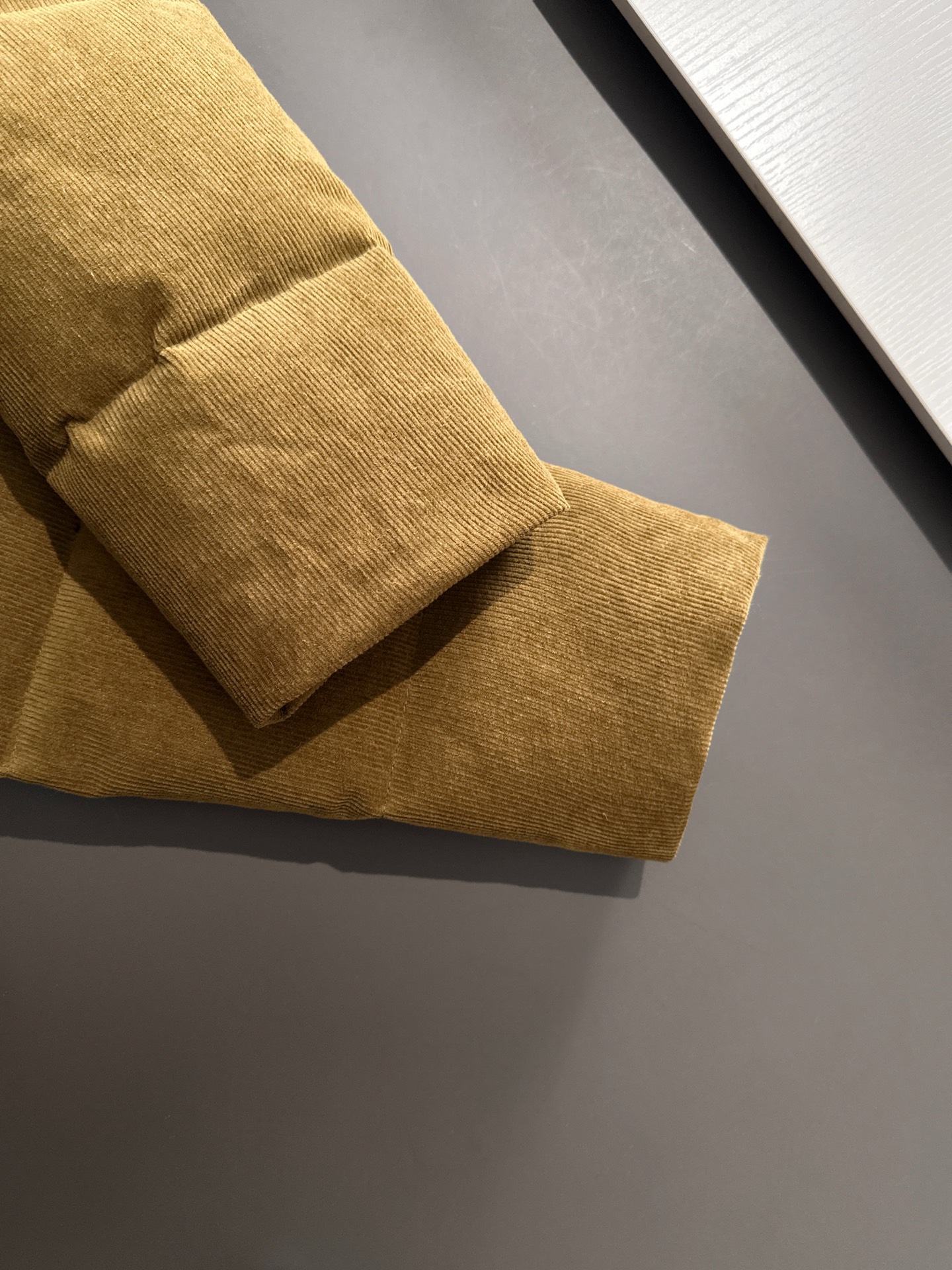 プラダ「Prada」コーデュロイ ダウン ジャケット