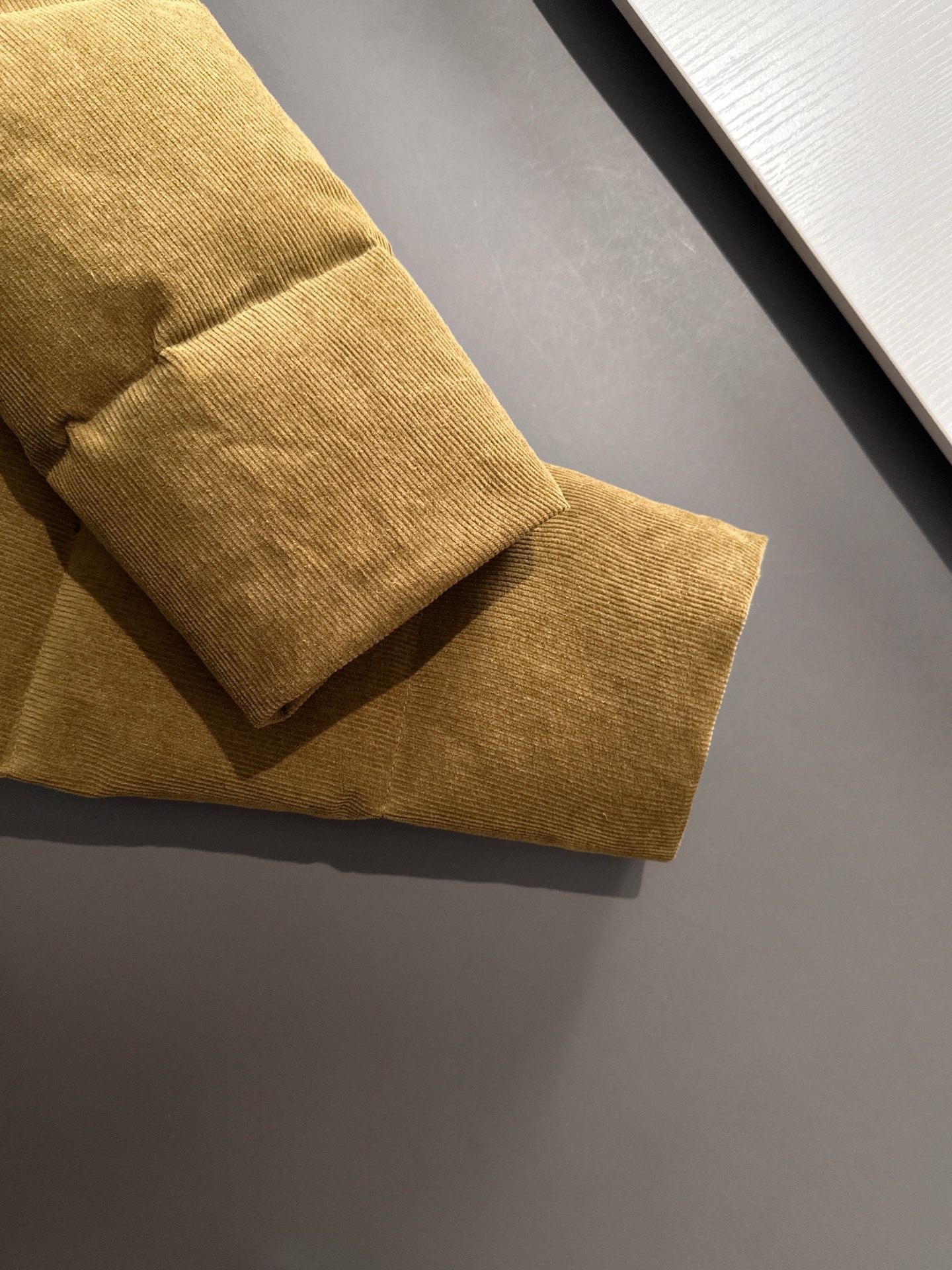 プラダ「Prada」コーデュロイ ダウン ジャケット