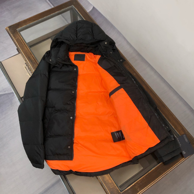 プラダ「Prada」ダウン ジャケット